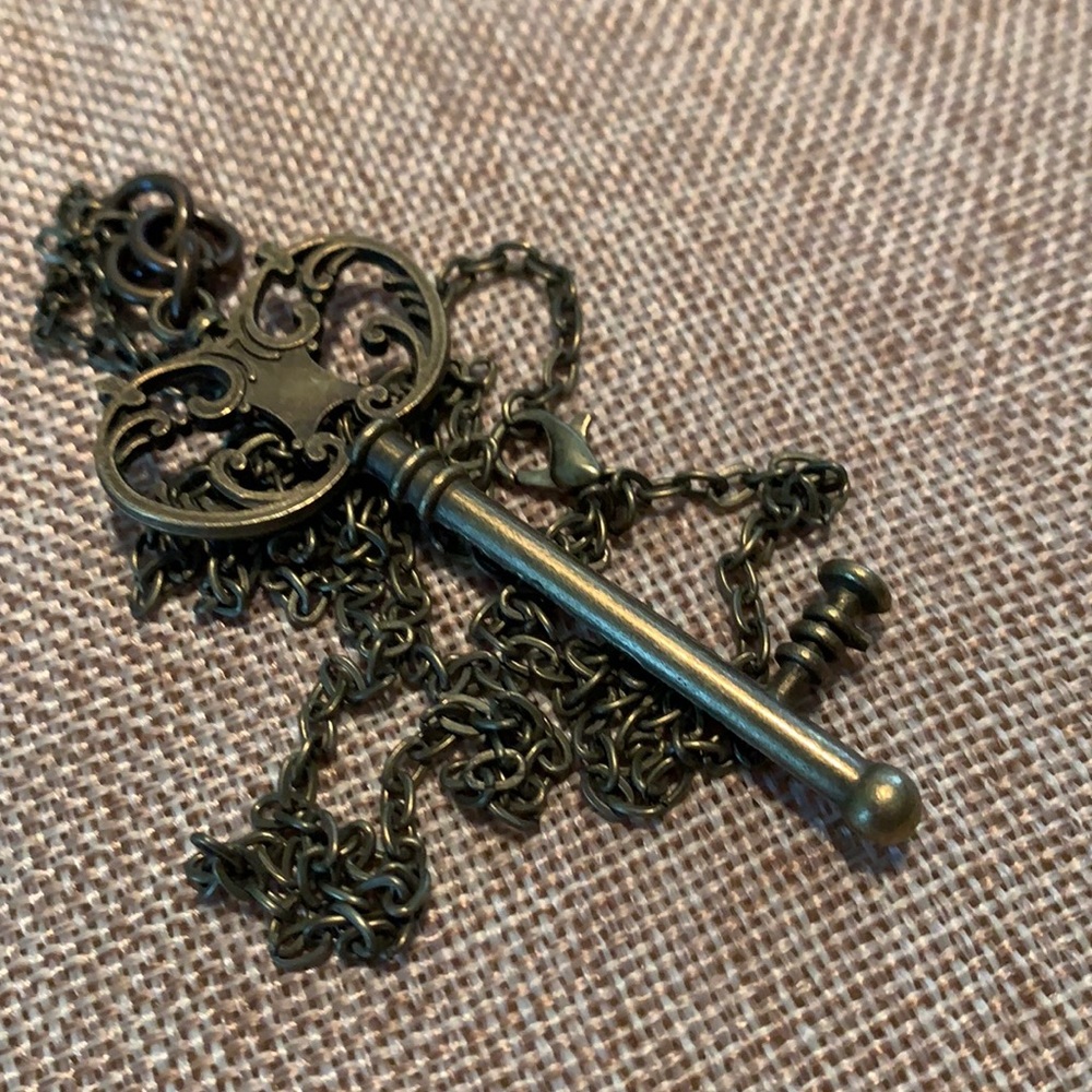 Skeleton key Pendant Necklace 30” Chain New - Picture 8 of 8
